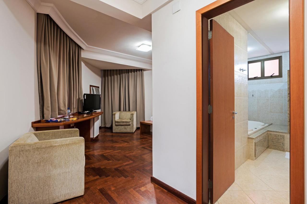 Astron Ponta Grossa Plaza By Nobile Hotel Bagian luar foto